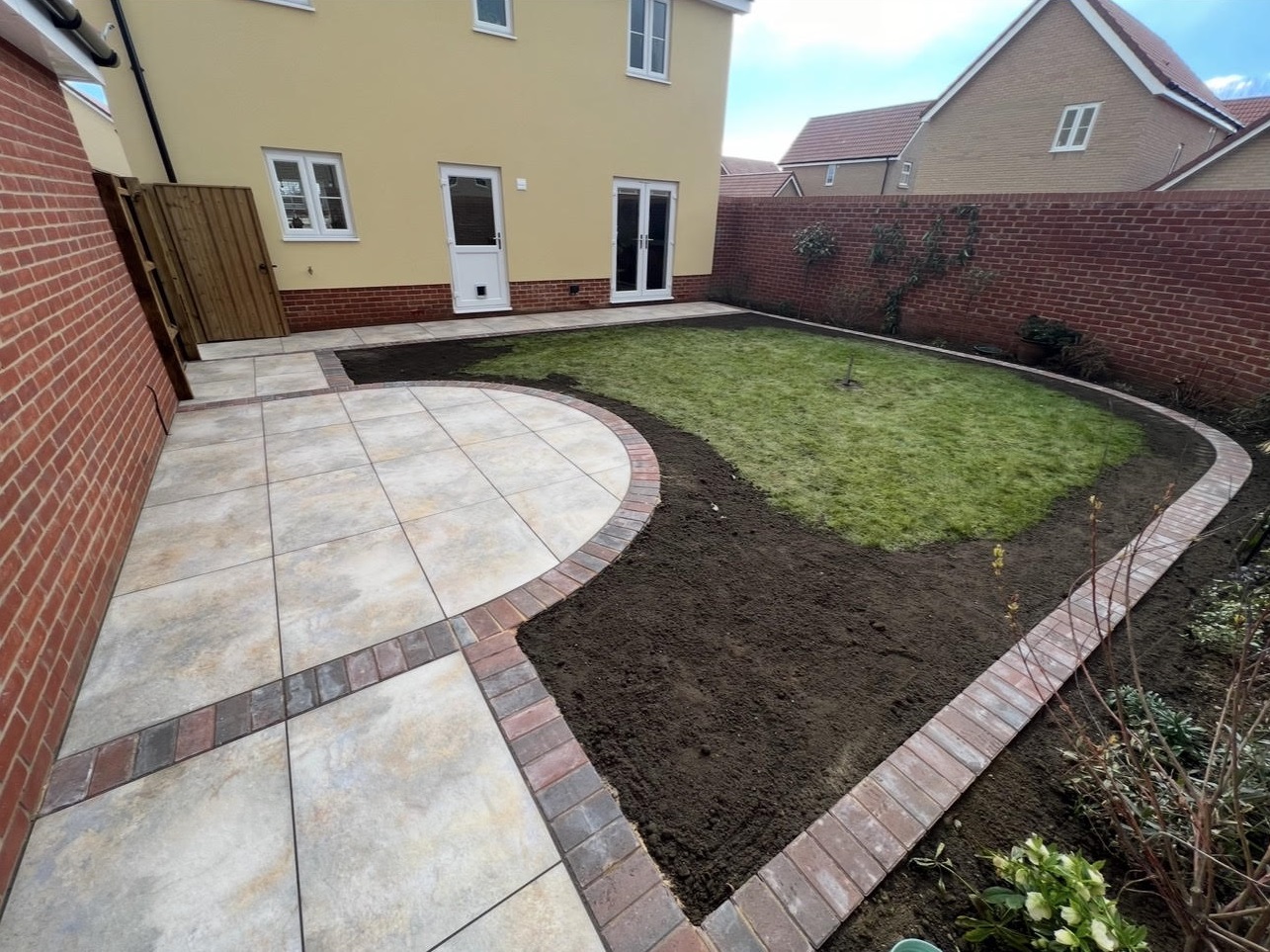 Porcelain patio with brindle brick edgings